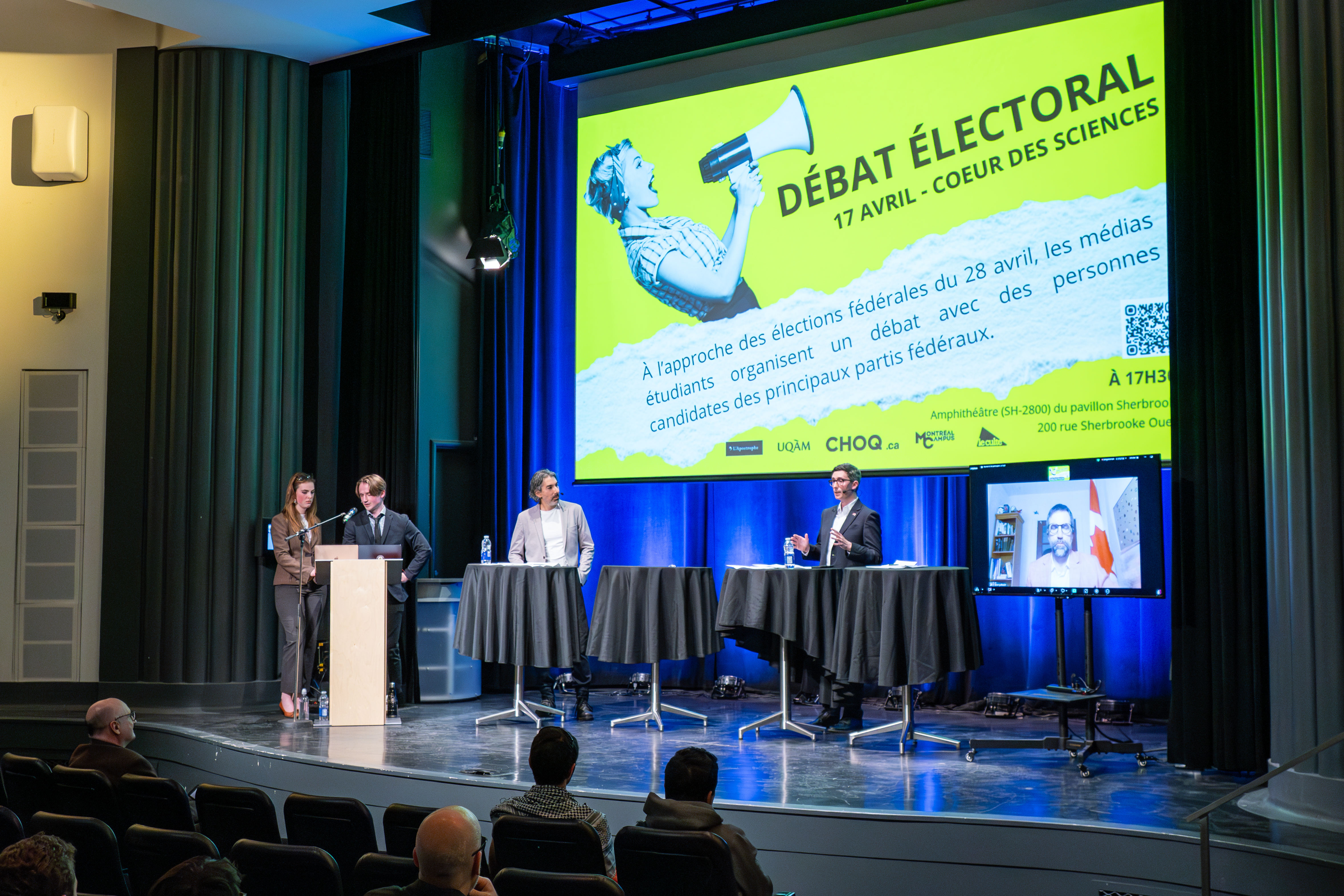Animé par Zachariel Cossette-Leblanc et Flavie Gauthier-Cameron, le débat mettait aux prises Emmanuel Lapierre, Steven Guilbeault et Konstantinos Merakos. Crédit photo : Luna Choquette-Loranger (@productions_luna)