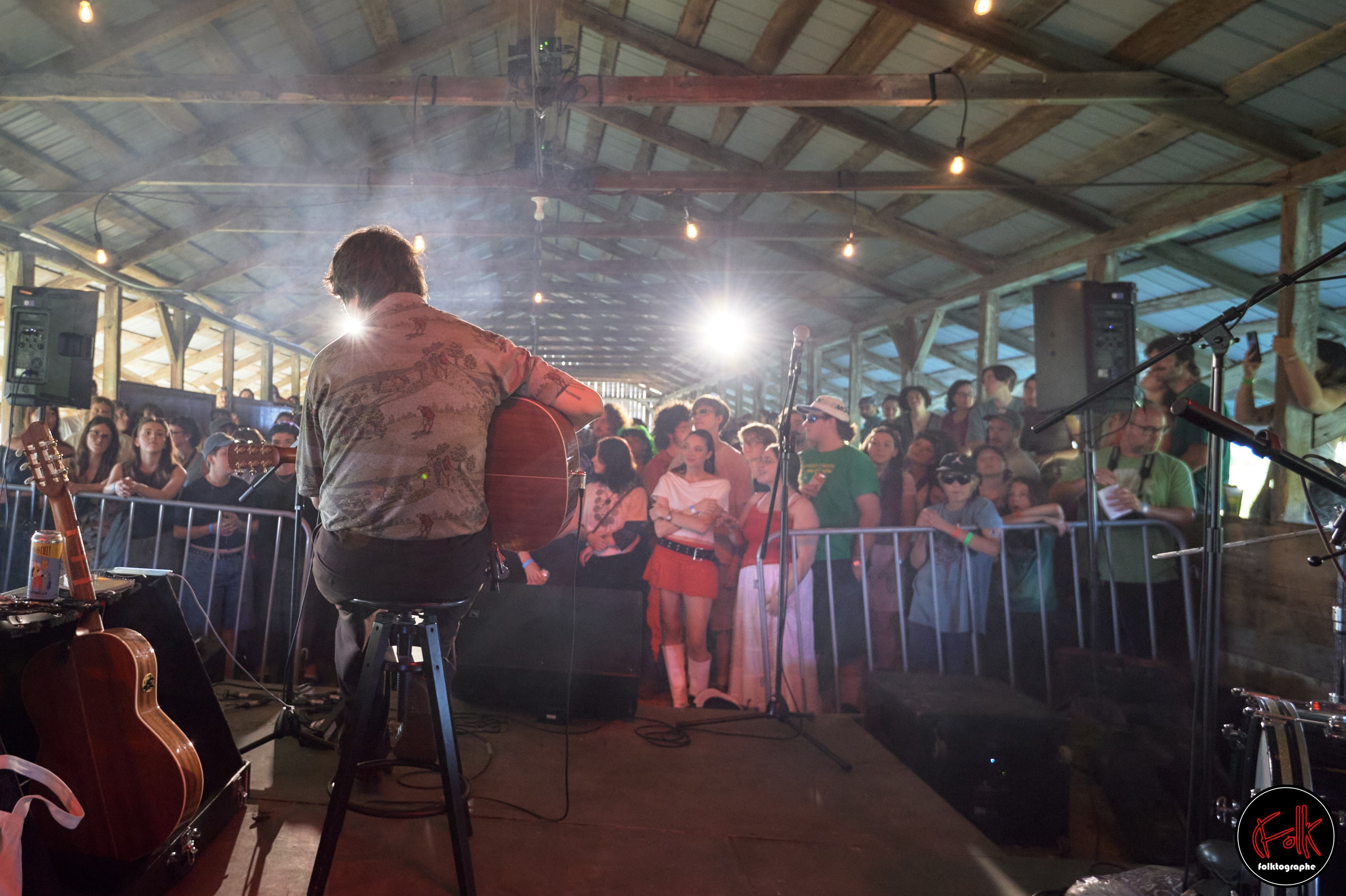 Marco Ema performe un concert acoustique dans la grange au festival Motel Calix. Crédit photo: Guillaume Morin