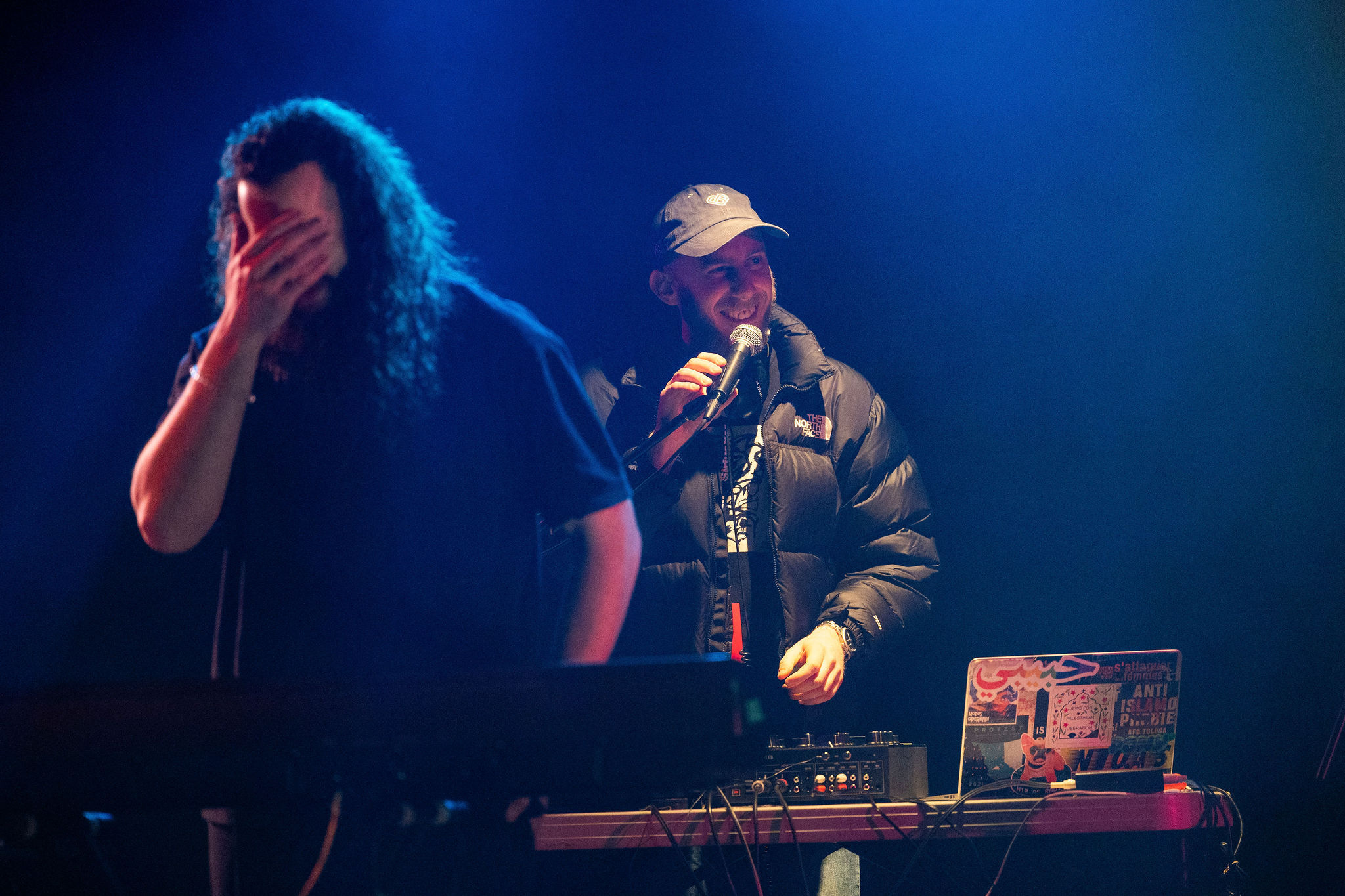 DJ White Socks de l'émission Pôle Hip-hop, qui accompagne Neimo. Photo: Frédérique Ménard Aubin