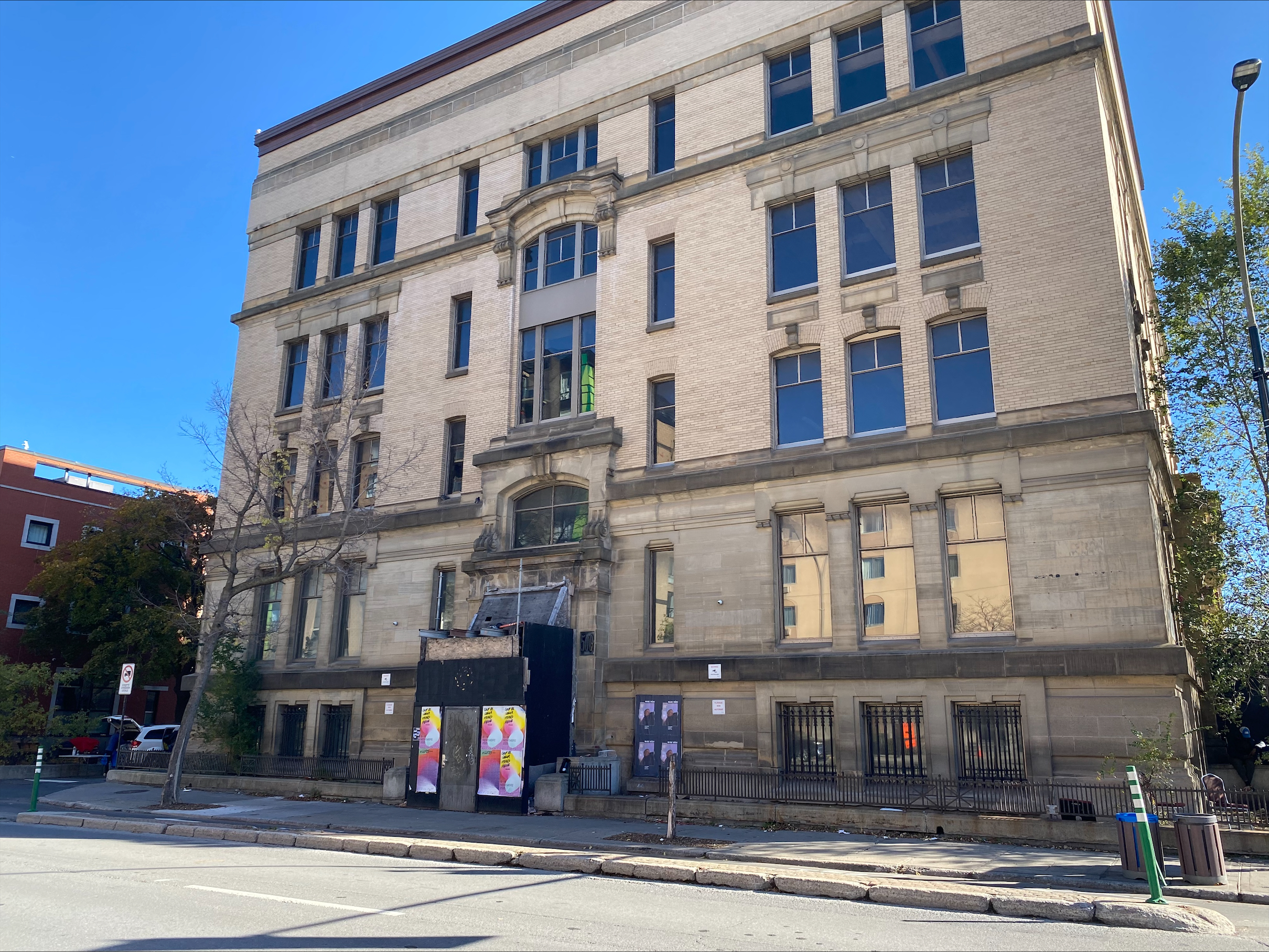 L'École du meuble est désormais laissée à l'abandon - une photo d'Aurélie Lachapelle.